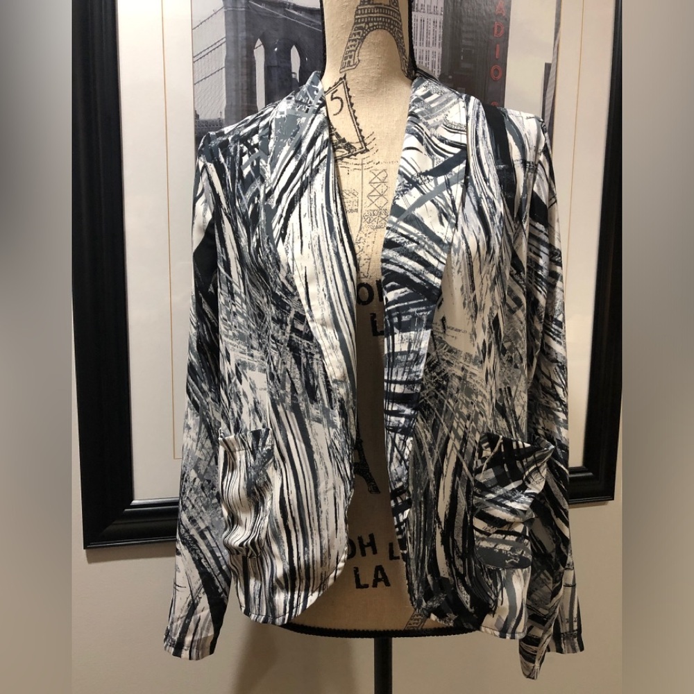 Women's Abstract Black & White Open Blazer
Love21
Size M